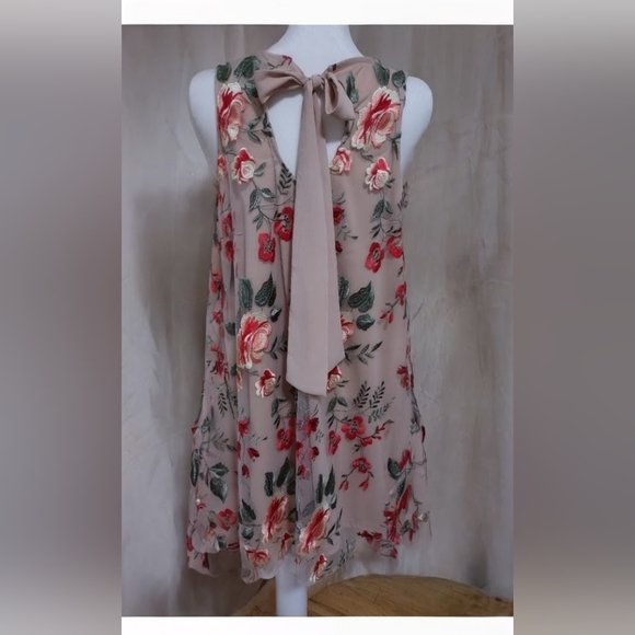 NWT Women's embroidered sleeveless dress. Size M - Picture 2 of 8